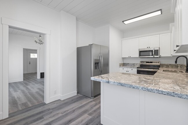 Building Photo - 5 Bed 2 Bath MODERN HERITAGE HOME