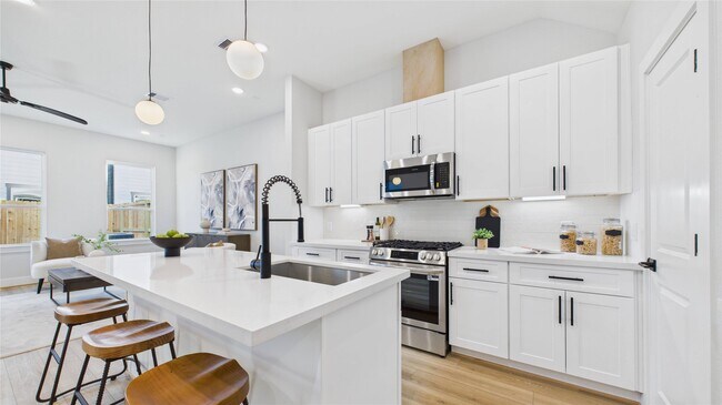 Building Photo - 5027 Golden Forest Dr