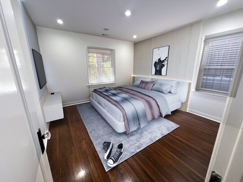 Building Photo - 1152 N Sycamore Ave