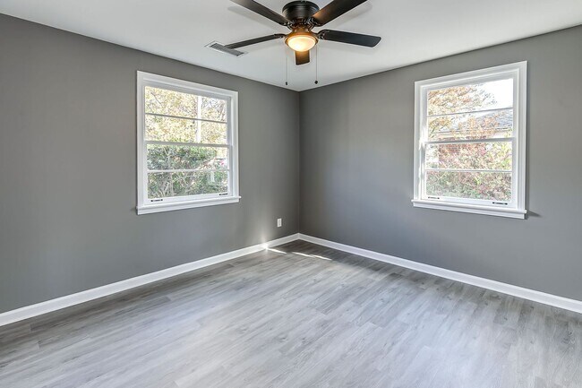 Building Photo - 4 Bedroom Glencliff Home With Garage