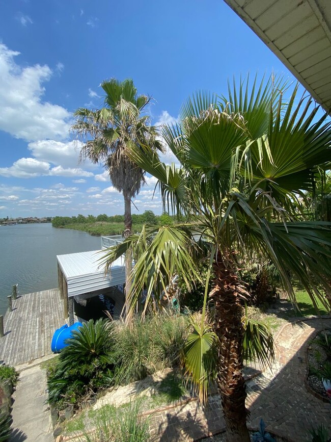 Building Photo - 200 Lakeview Dr