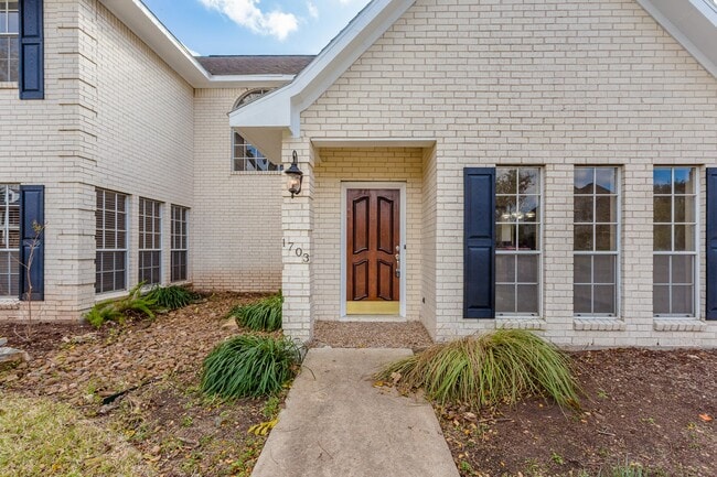Building Photo - 1703 Plantation Dr