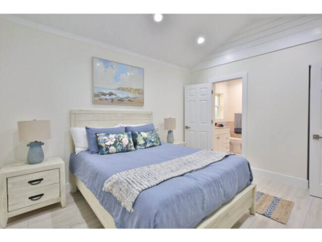 Building Photo - Completely Renovated 1/1 Apartment Downtown Sarasota
