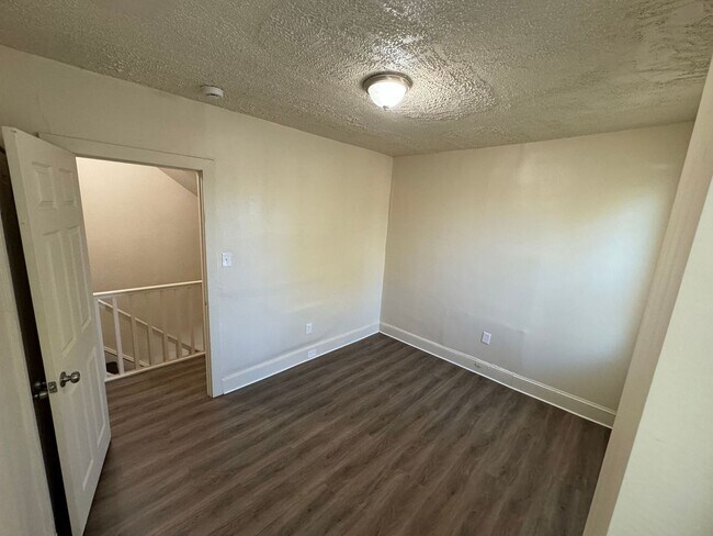 Building Photo - 1001 W 7th St