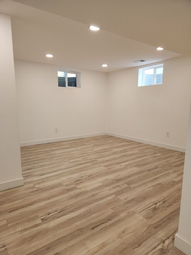 Building Photo - Completely renovated Ranch Style home in E...
