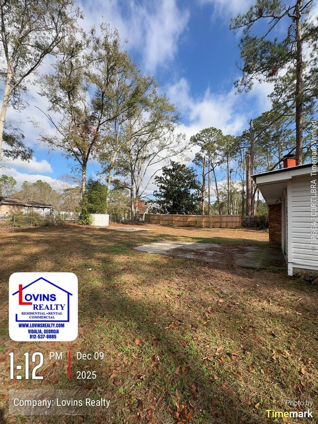 Building Photo - 2106 N Maple Dr