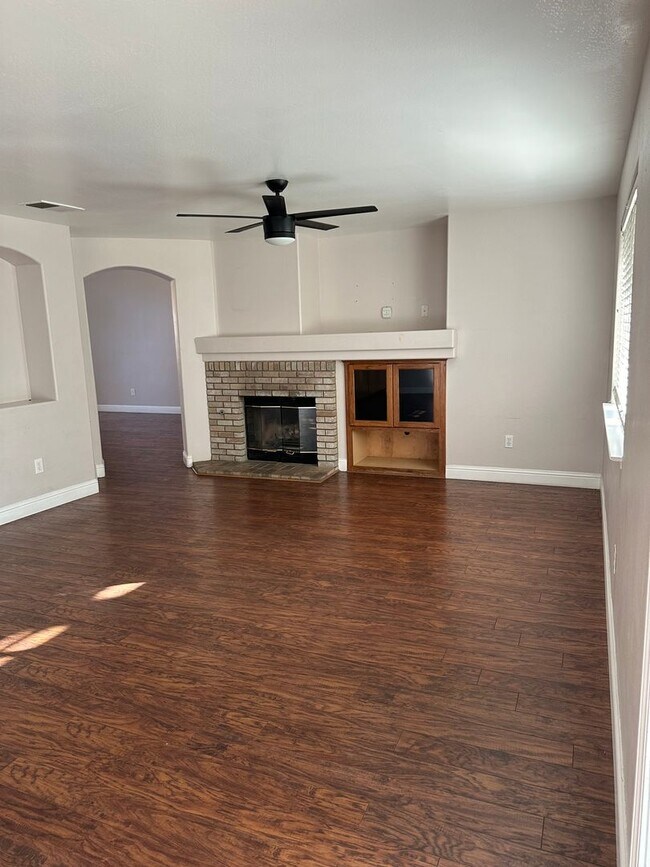 Building Photo - Two story home in Bakersfield