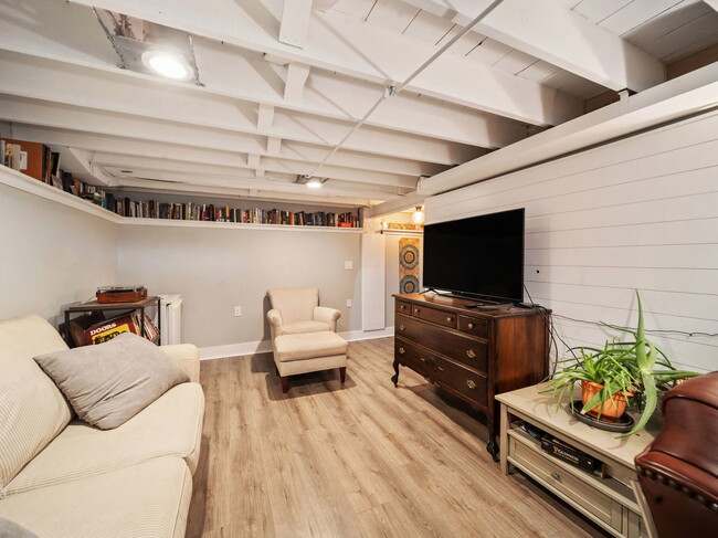 Building Photo - 122 E Crescent Ave