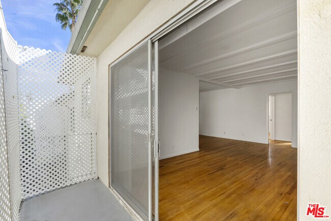 Building Photo - 923 N San Vicente Blvd