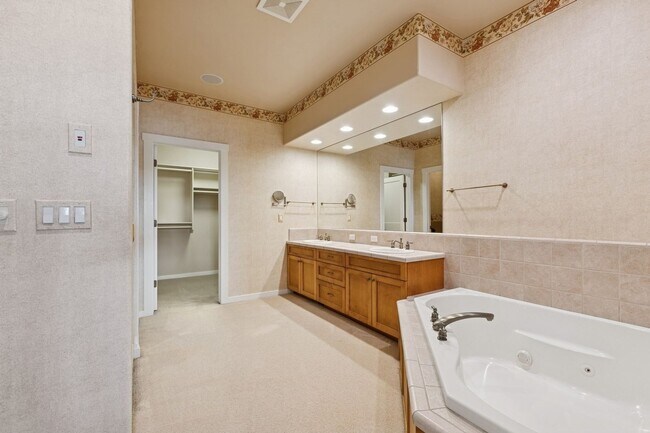 Building Photo - Wonderful Townhome On Eagle Bend Golf Course!