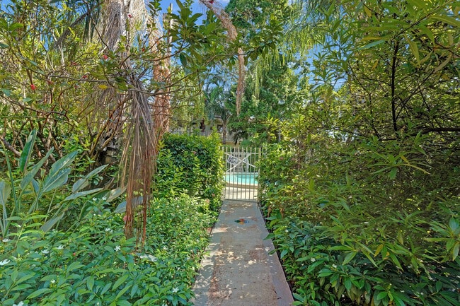 Building Photo - 1423 Holly Heights Dr