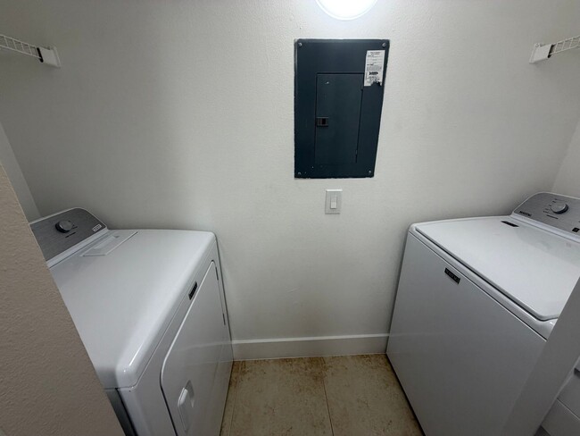 Building Photo - ANNUAL RENTAL - FURNISHED 1 BED / 1 BATH AT OASIS