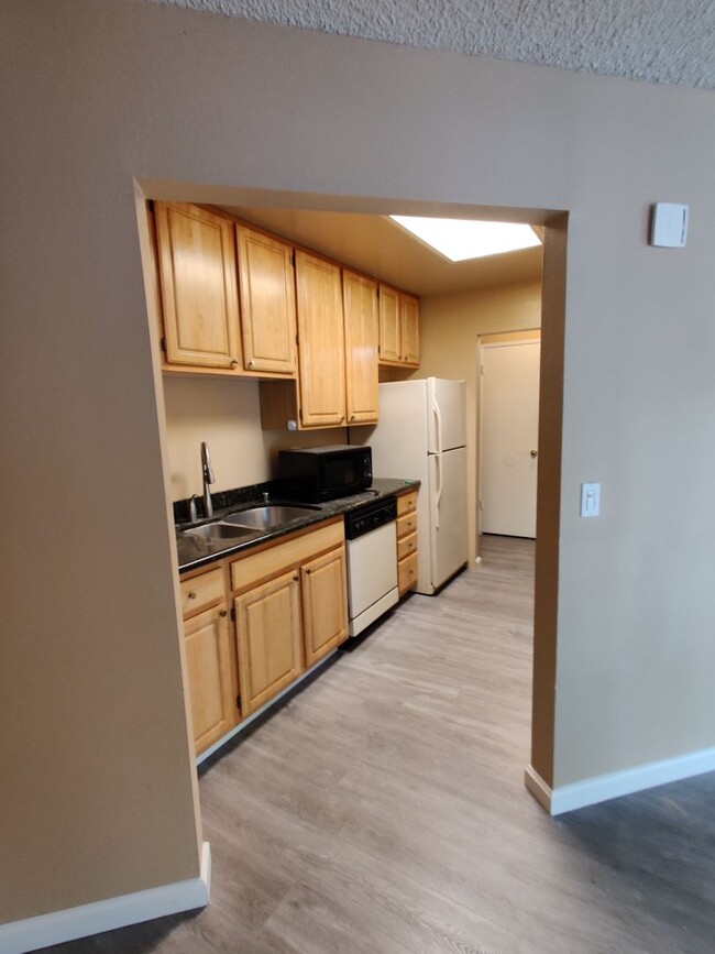 Building Photo - Beautiful  2 beds and 2 baths condon locat...