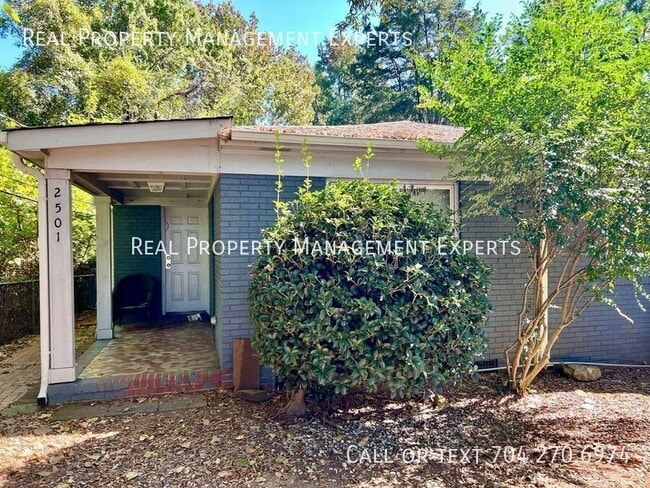 Building Photo - 2501 Eastway Dr