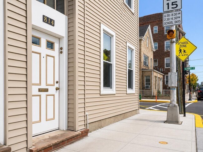Building Photo - 814 28th St