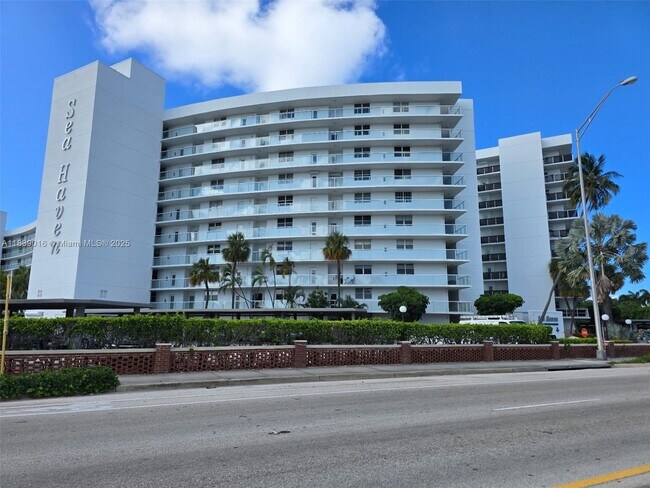 Primary Photo - 2731 NE 14th Street Causeway