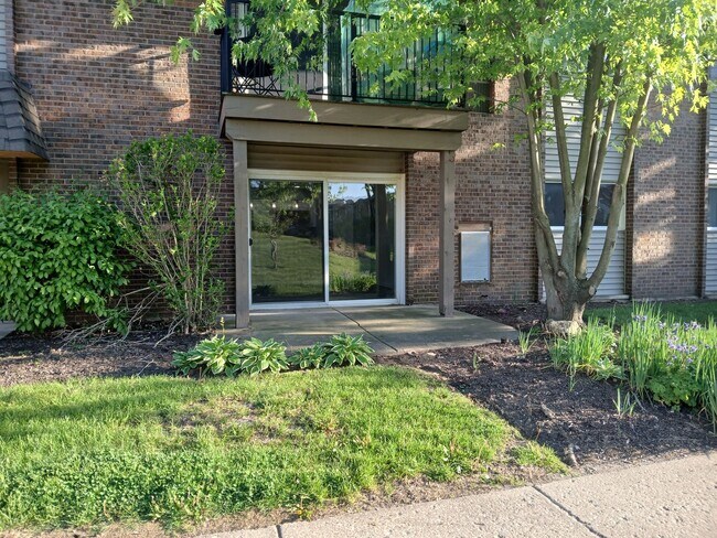 Building Photo - 2300 Beau Monde Ln