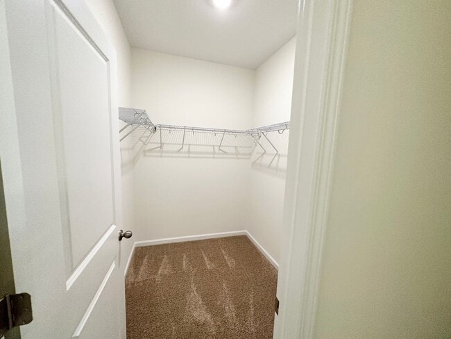 Building Photo - Townhouse with amenity packed neighborhood...