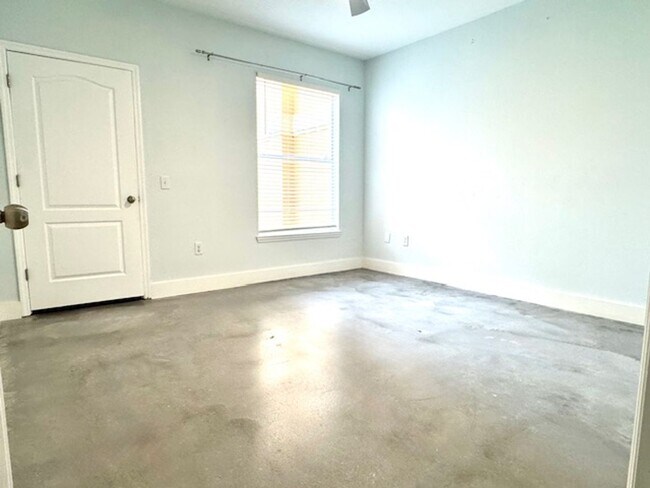 Building Photo - 8842 Villa View Cir