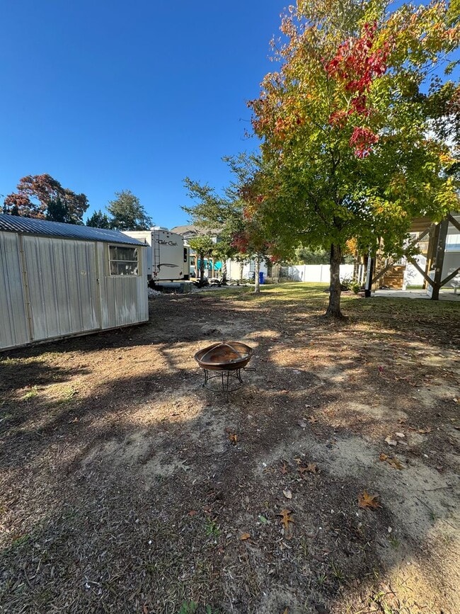 Building Photo - FULLY FURNISHED Wooded Oak Island area  3 Bed/1 Bath