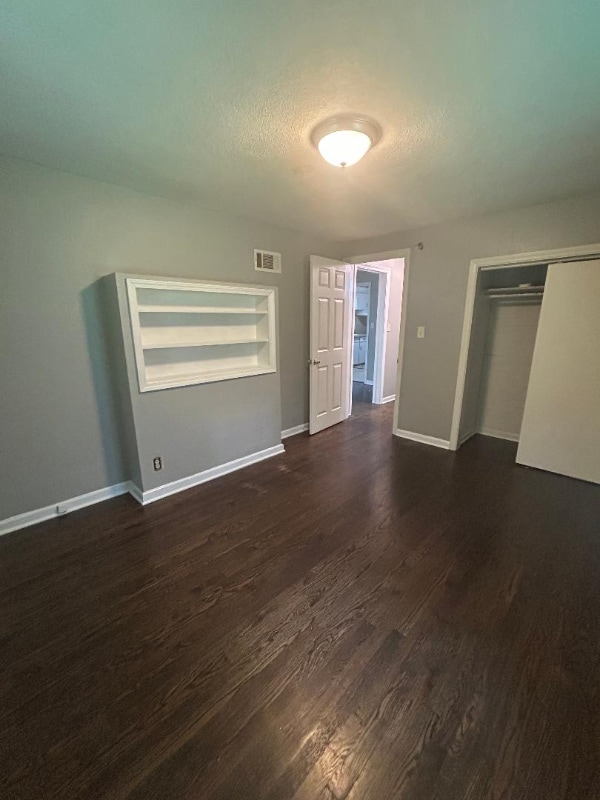 Building Photo - 6433 Oak Dr