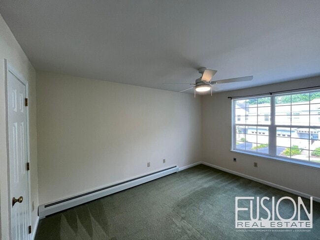 Building Photo - Impeccably Maintained 3bd, 2 bth Stonington Circle Condo!