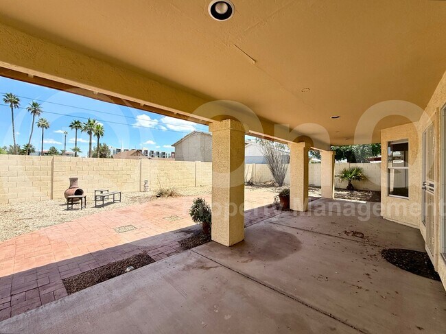 Building Photo - 822 W Earll Dr