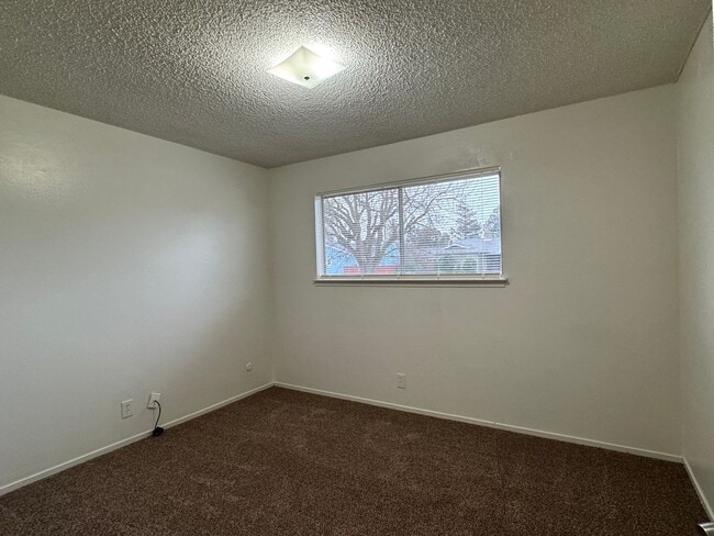 Building Photo - Three Bed, Two Bath Home In North Stockton