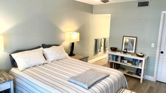 Building Photo - 1856 SW Palm City Rd