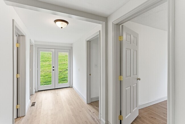 Building Photo - 944 Murphy Ave