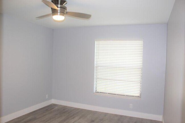 Building Photo - 9840 Pineapple Tree Dr