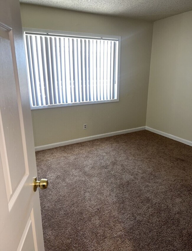 Building Photo - MOVE IN SPECIAL $599 On Approved Credit! S...