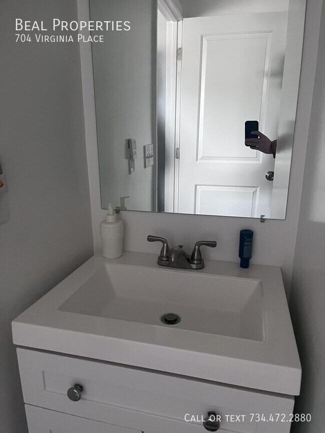 Building Photo - 704 Virginia Pl