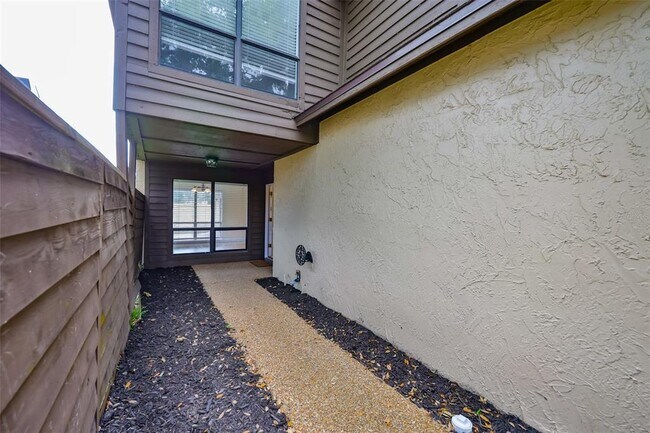 Building Photo - 13703 Sweetwater Cove Pl