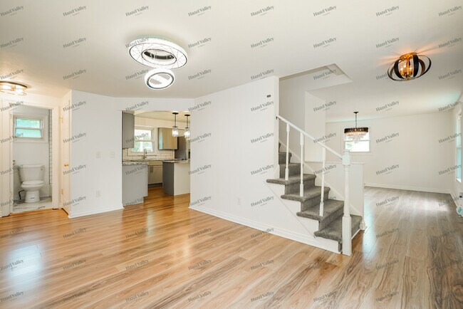 Building Photo - 1288 Oakfield Dr N
