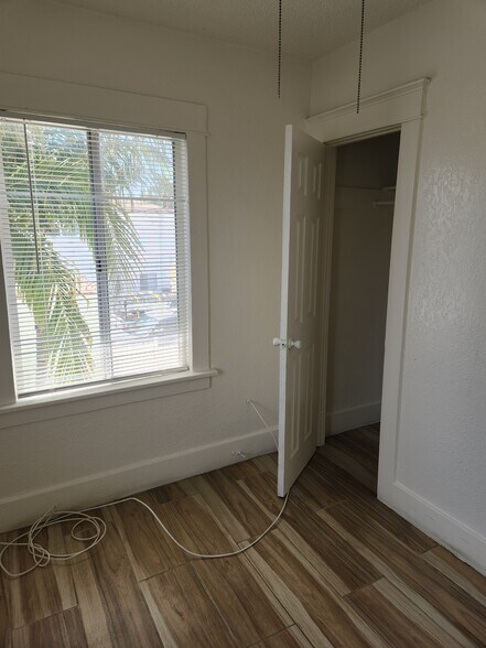 bedroom - 826 E 10th St