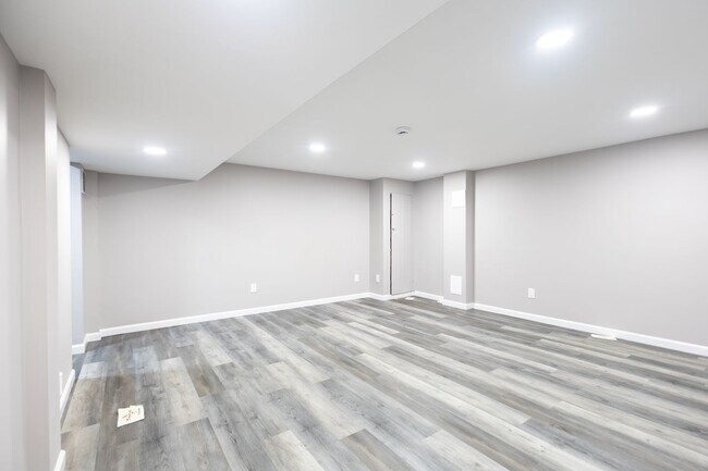 Building Photo - Lovely 3 BR/2 BA Semi-Detached Home in Nor...