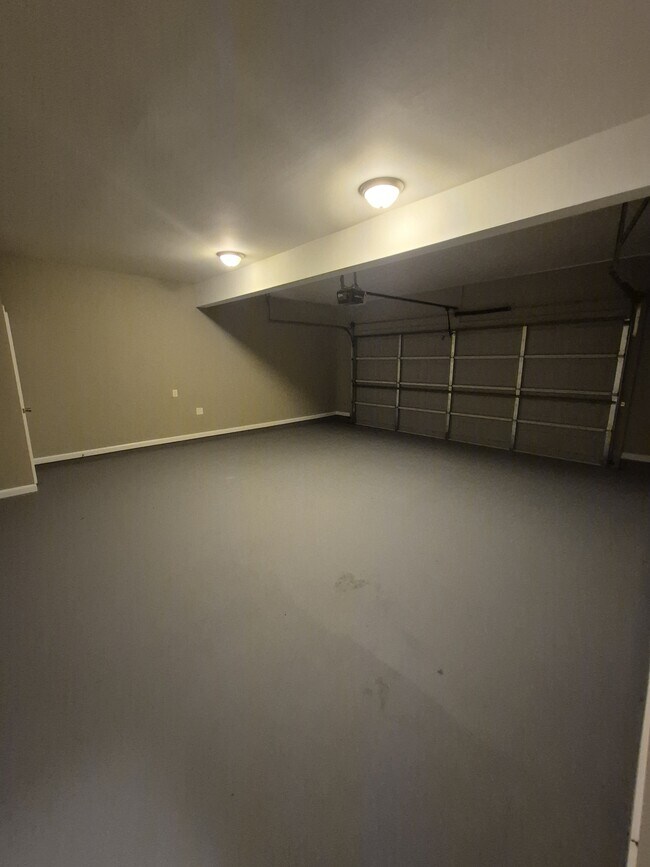 Building Photo - 595 Vaughn Rd