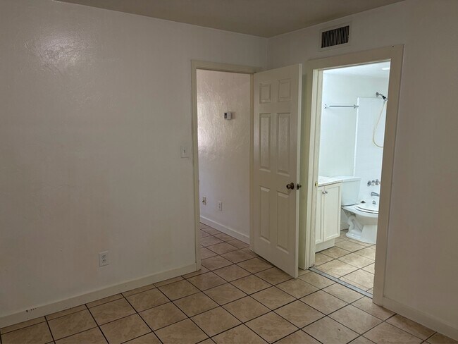 Building Photo - 215 Lovelace Dr