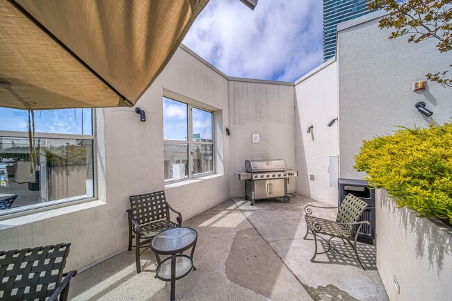 Building Photo - South Beach 23rd Floor Views! Bring pets! ...