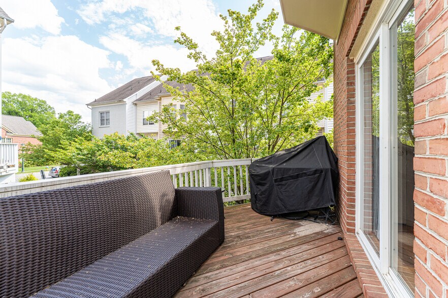 Large Deck off Kitchen! - 502 Fallsgrove Dr