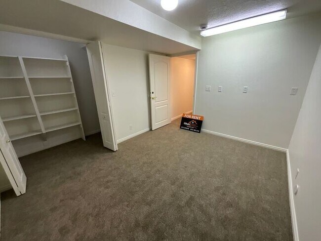 Building Photo - 4 bdrm 3 bth Home 2 Car Garage- HOA with Pool