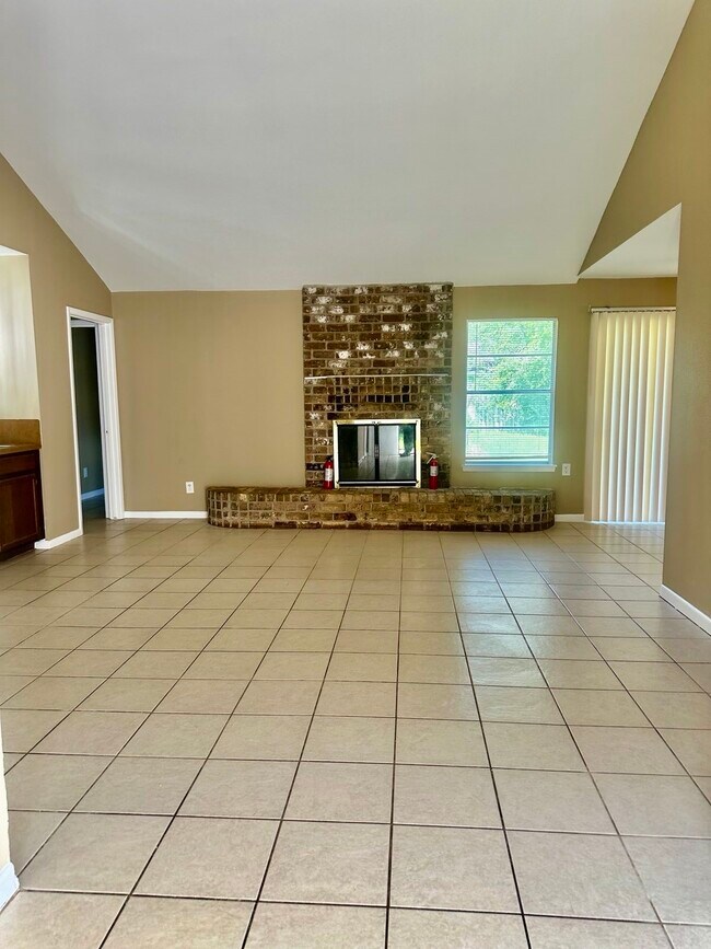 Building Photo - 2526 Valley Forest Dr