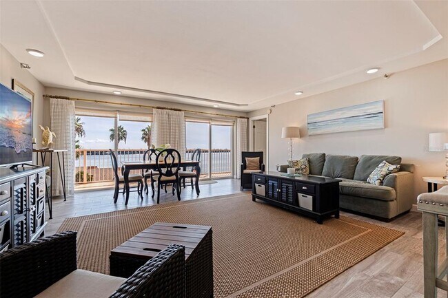 Building Photo - 7430 Sunshine Skyway Ln S