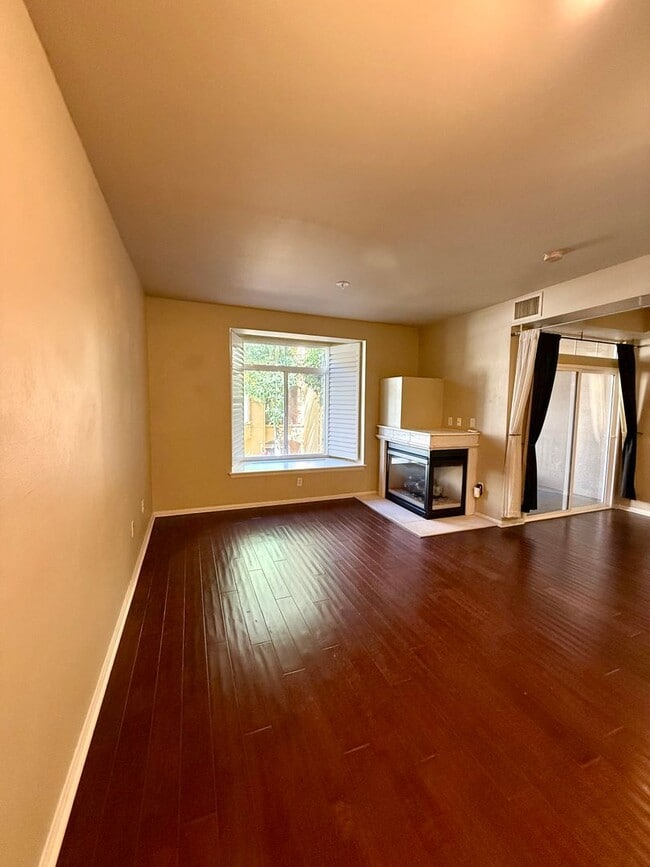 Building Photo - Spacious Bankers Hill Studio | In-Unit Laundry | A/C | Fireplace | Pool & Gym | 6-Month Lease