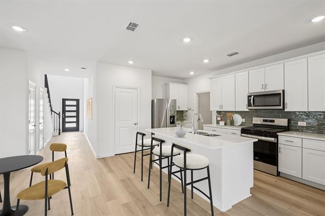 Building Photo - 806 Leavenworth Dr