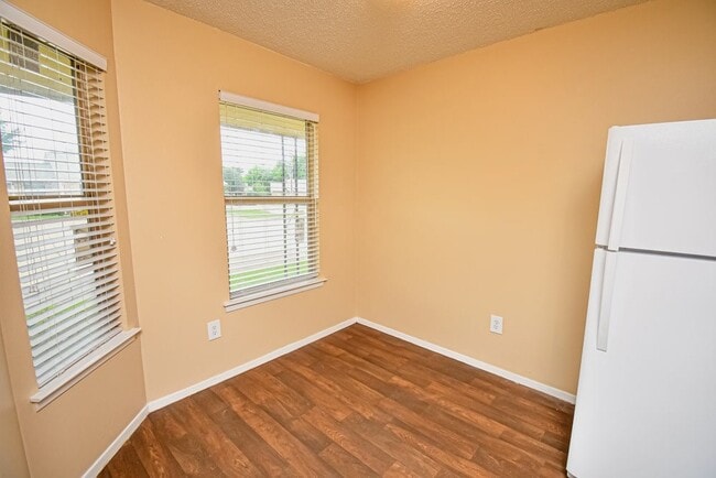 Building Photo - 1308 Jacksonville Dr