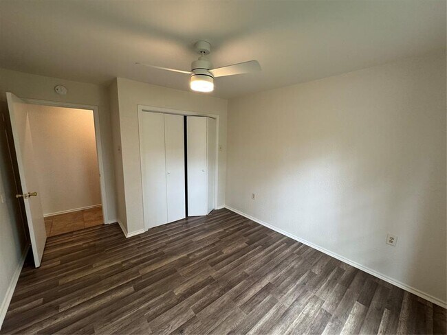 Building Photo - 301 Mesa Dr