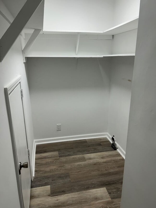 Building Photo - 240 Jamil Rd