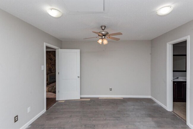 Building Photo - 228 Plainview Dr